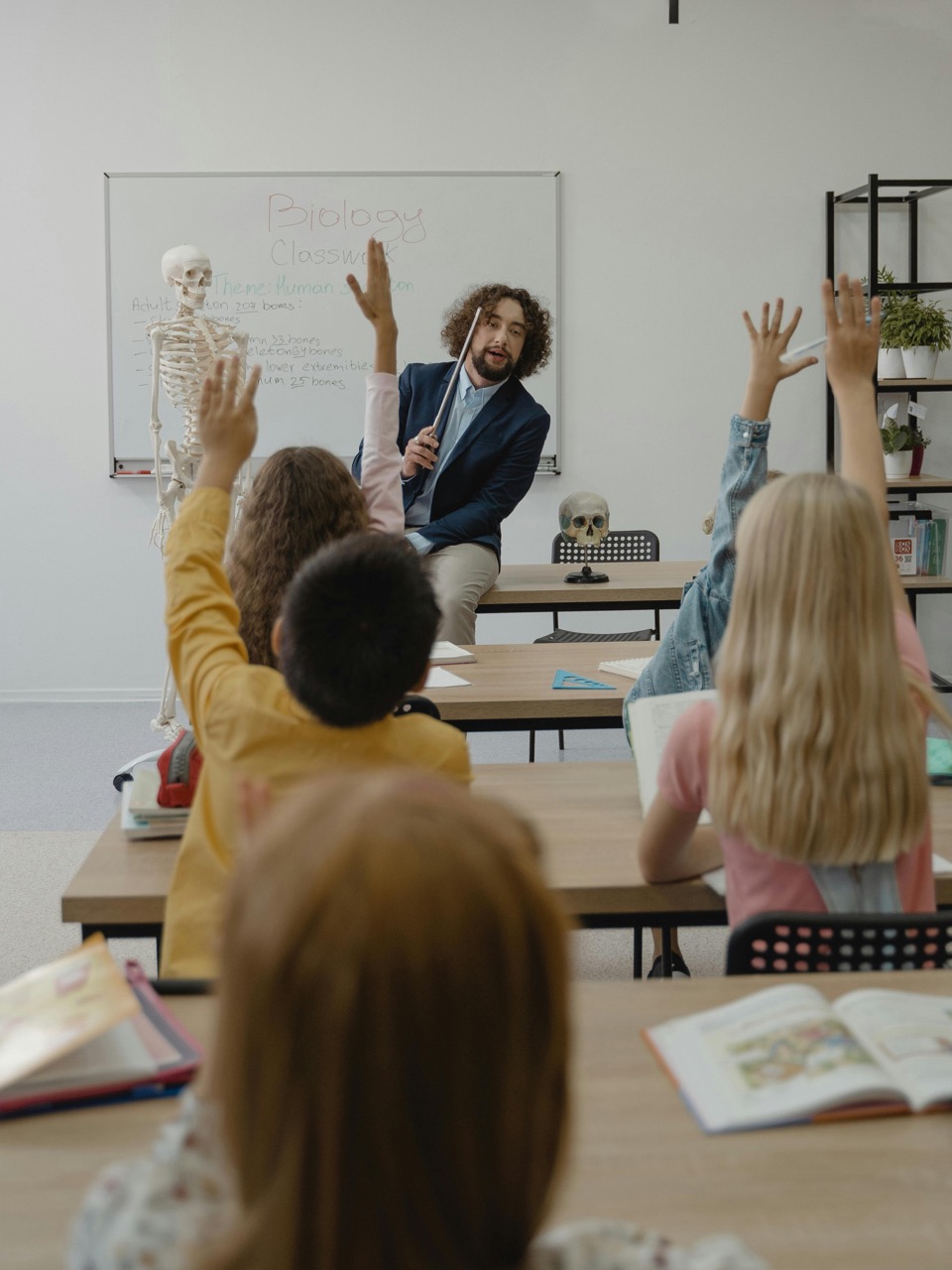 teacher pointing to students